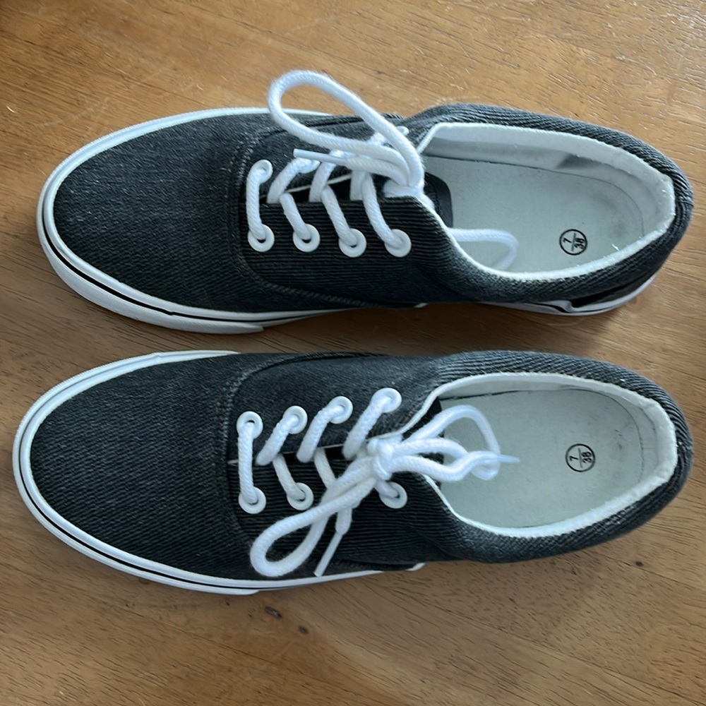 Women’s Grey Sneaker Size 7/38
